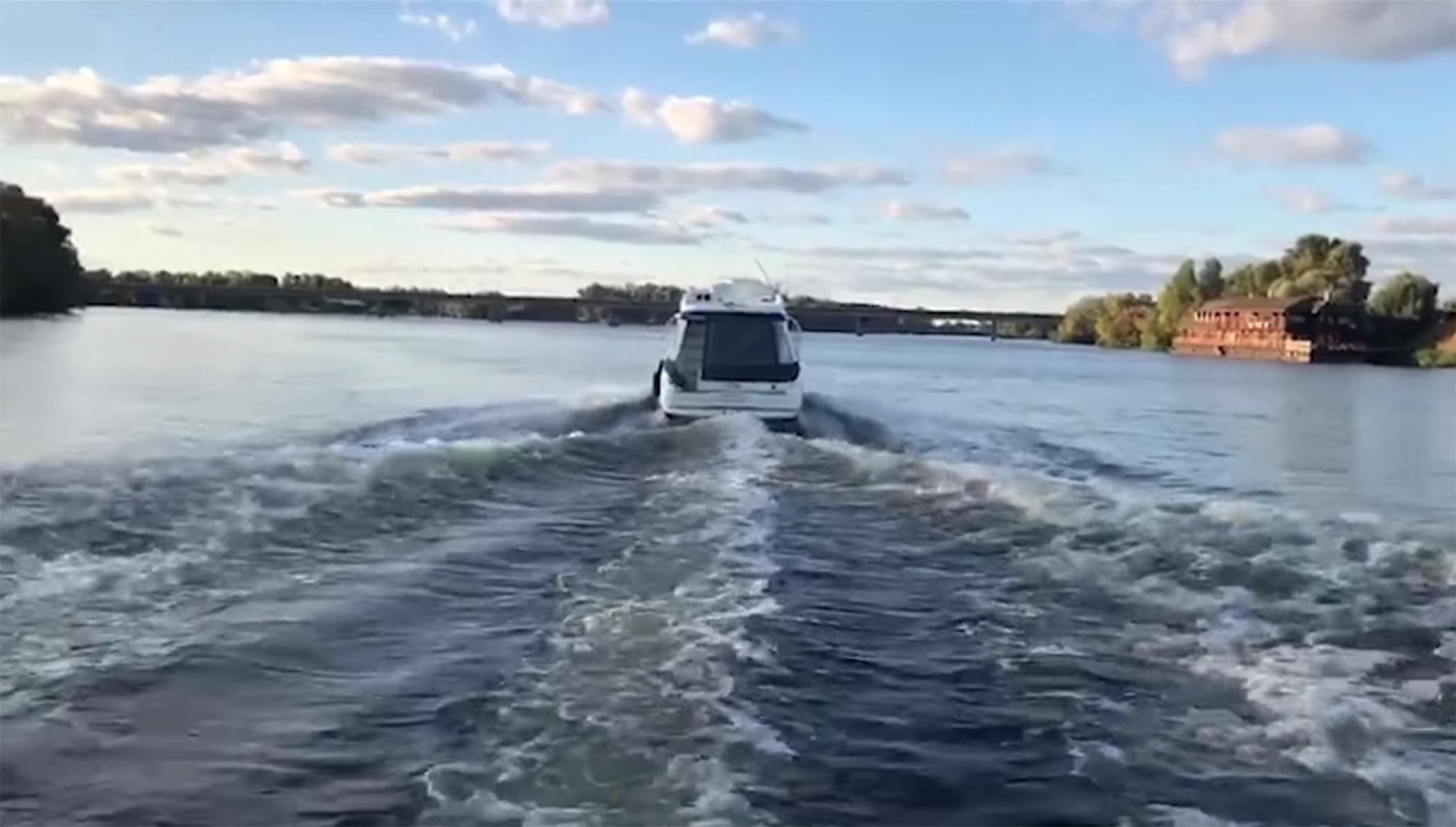 У Києві затримали п'яного водія катеру, який протаранив міст: відео