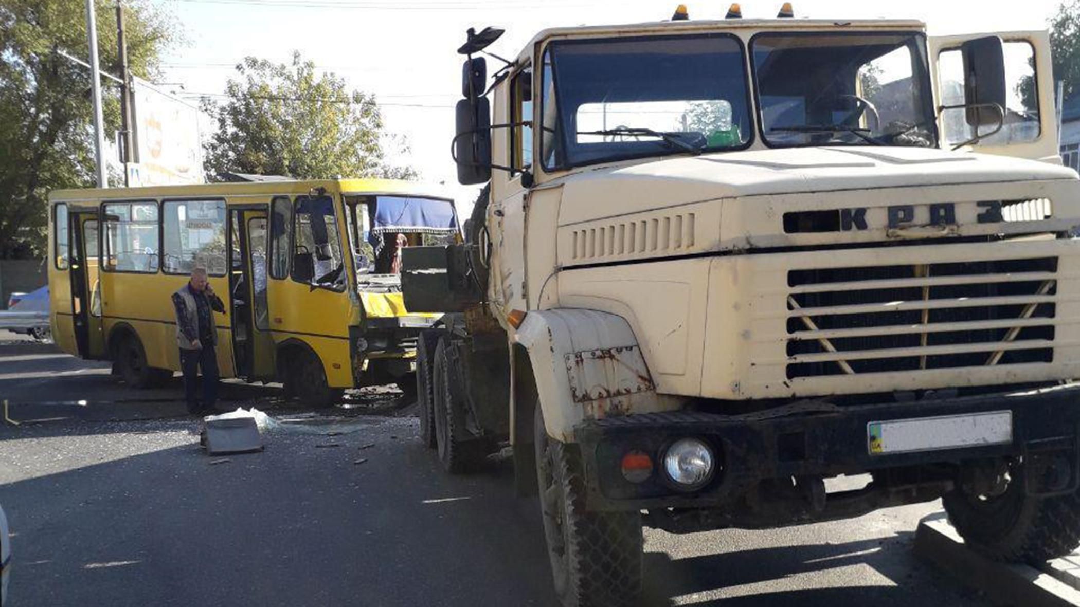 Маршрутка та вантажівка зіткнулися у Дніпрі: 11 людей в лікарні – фото