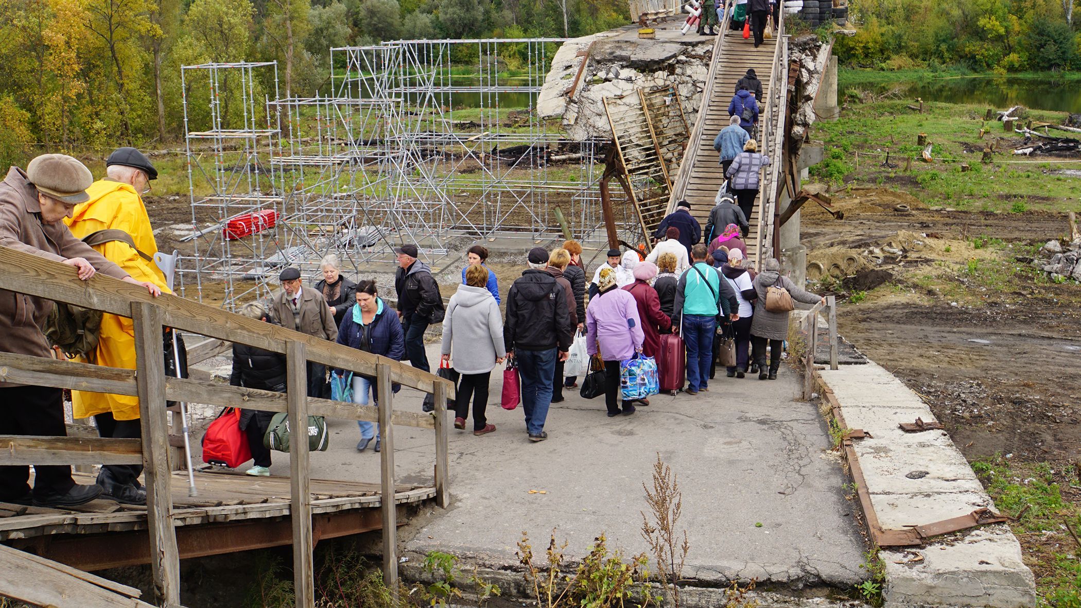 У Станиці Луганській активно відновлюють зруйнований міст: фото та відео