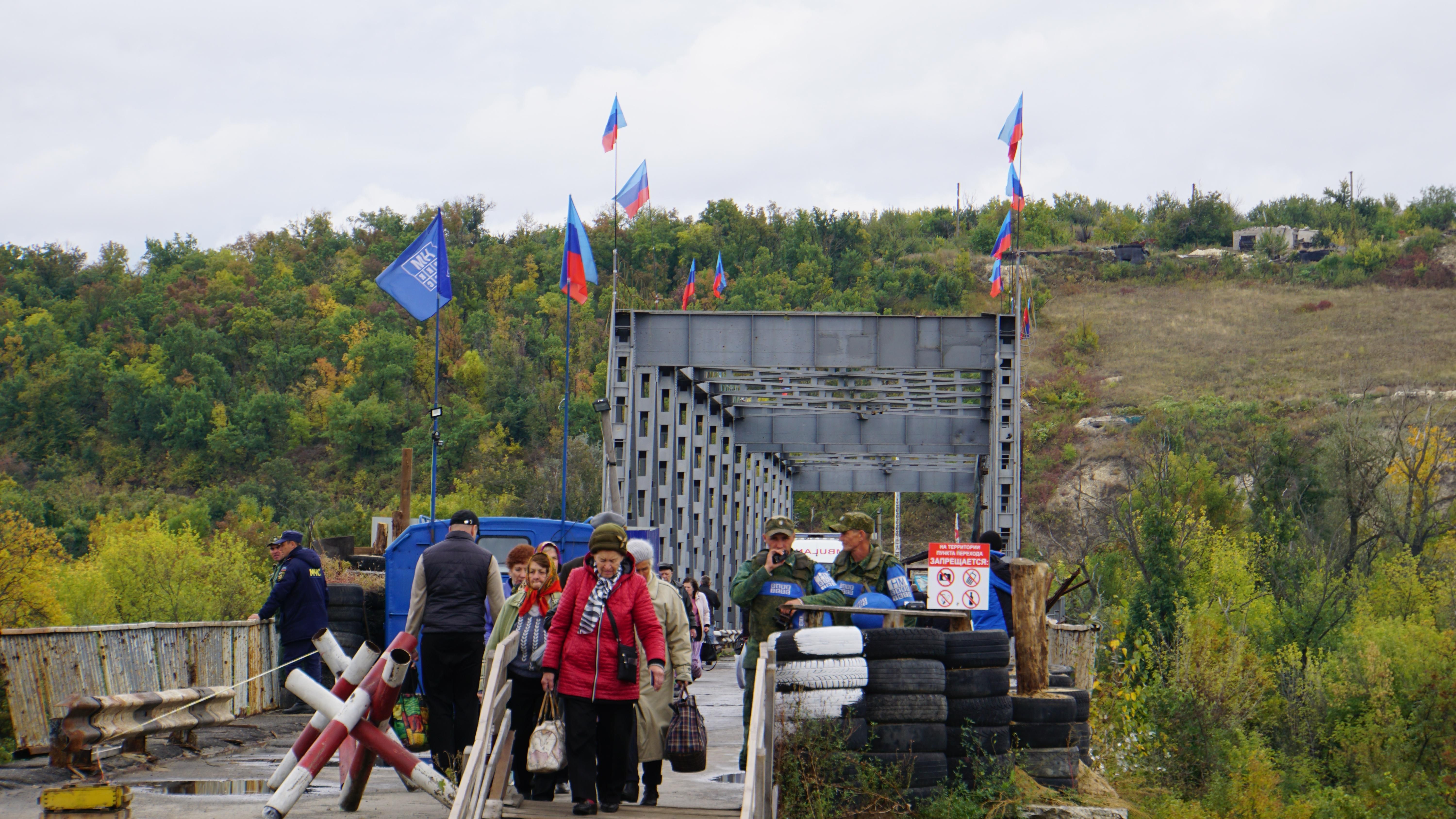 В Станице Луганской активно восстанавливают разрушенный мост: фотообзор