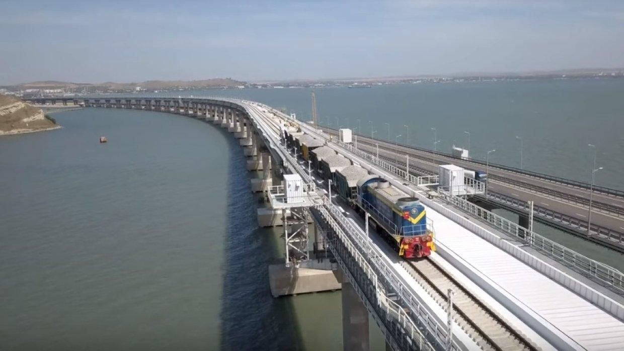 По Кримському мосту вперше проїхав потяг: відео
