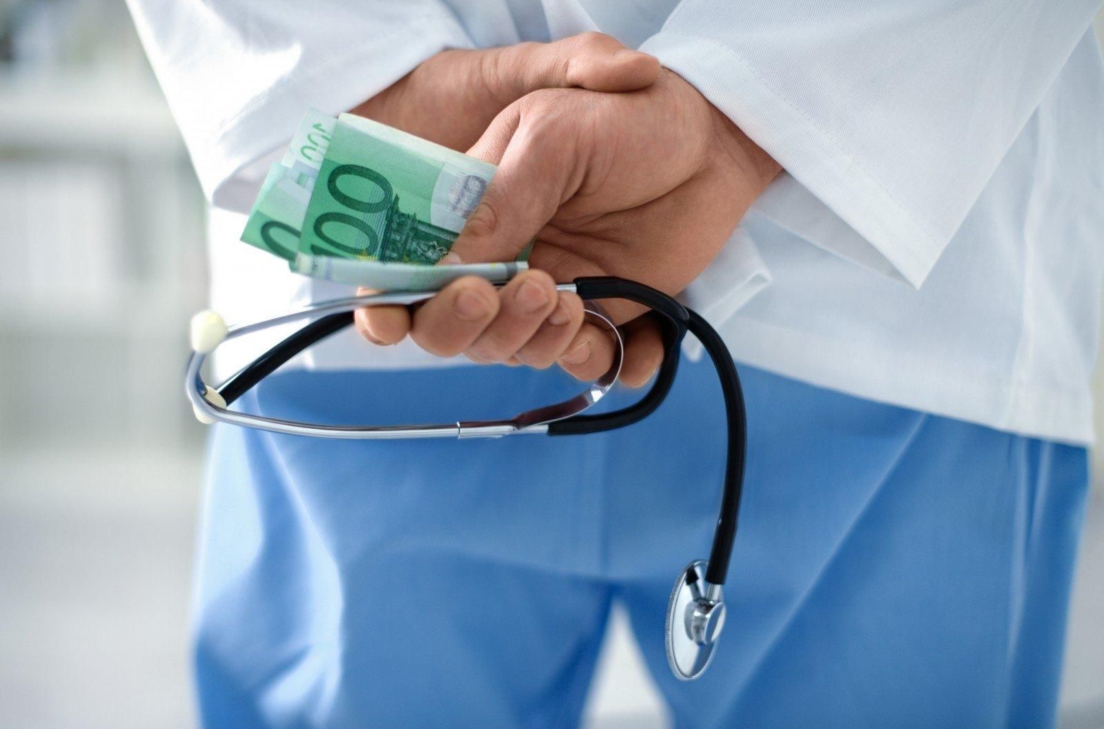 Еженедельно должны были носить определенную сумму "наверх", – медик о коррупции в больнице Киева