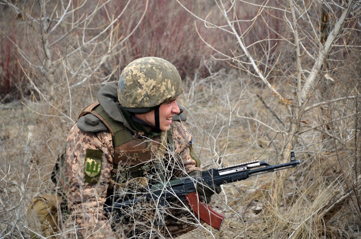 На Донбасі поранено двох українських військових: бойовики стріляють із забороненої зброї