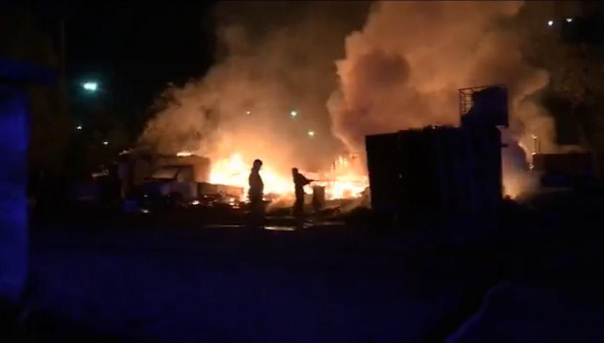 У Києві на Видубичах горів гаражний кооператив: фото, відео У Києві на Видубичах горів гаражний кооператив: фото, відео