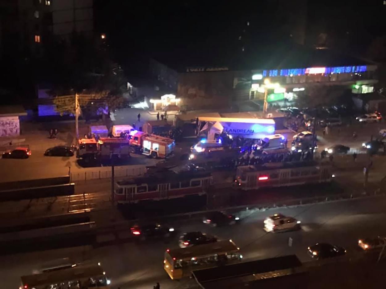 Фура влетела в остановку в Киеве: шокирующее видео момента ДТП Фура влетела в остановку в Киеве: шокирующее видео момента ДТП