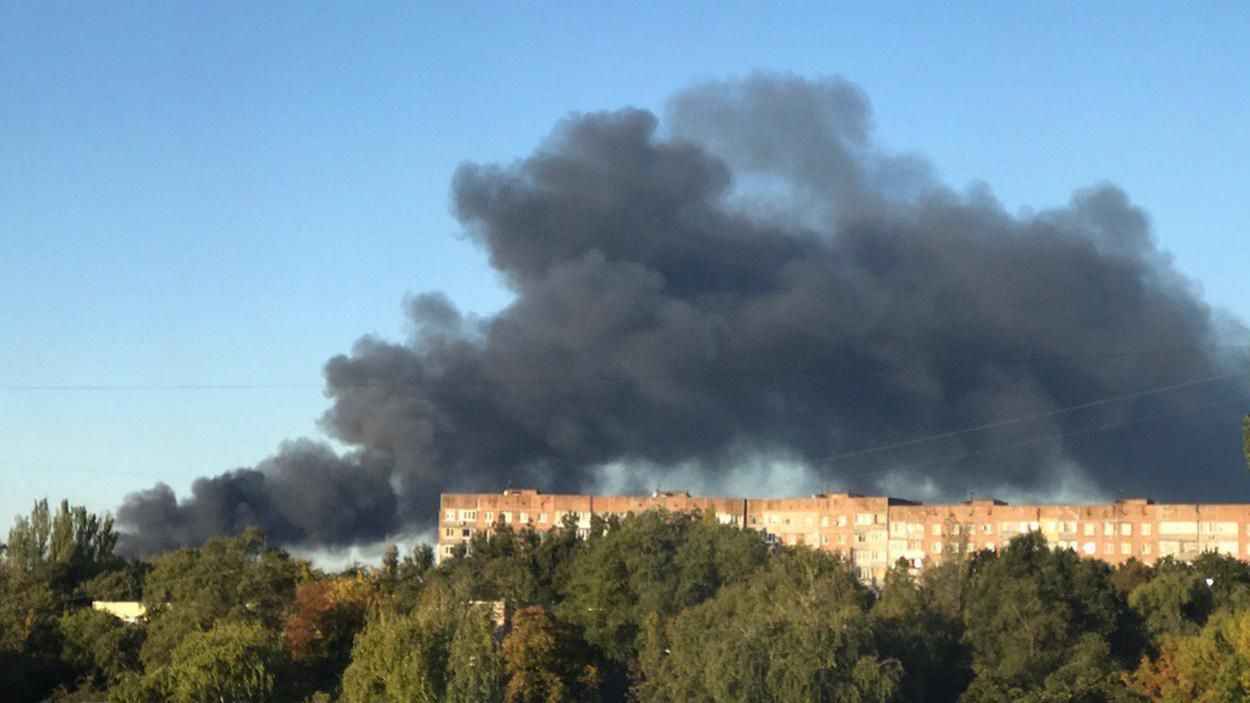 Вибухи боєприпасів в окупованому Донецьку, людей евакуюють: фото, відео