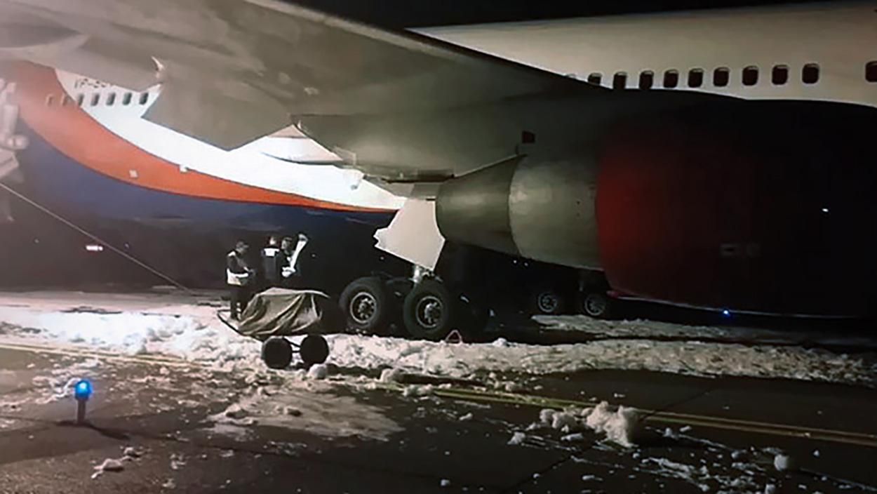 В России при посадке загорелся самолет, есть пострадавшие: видео