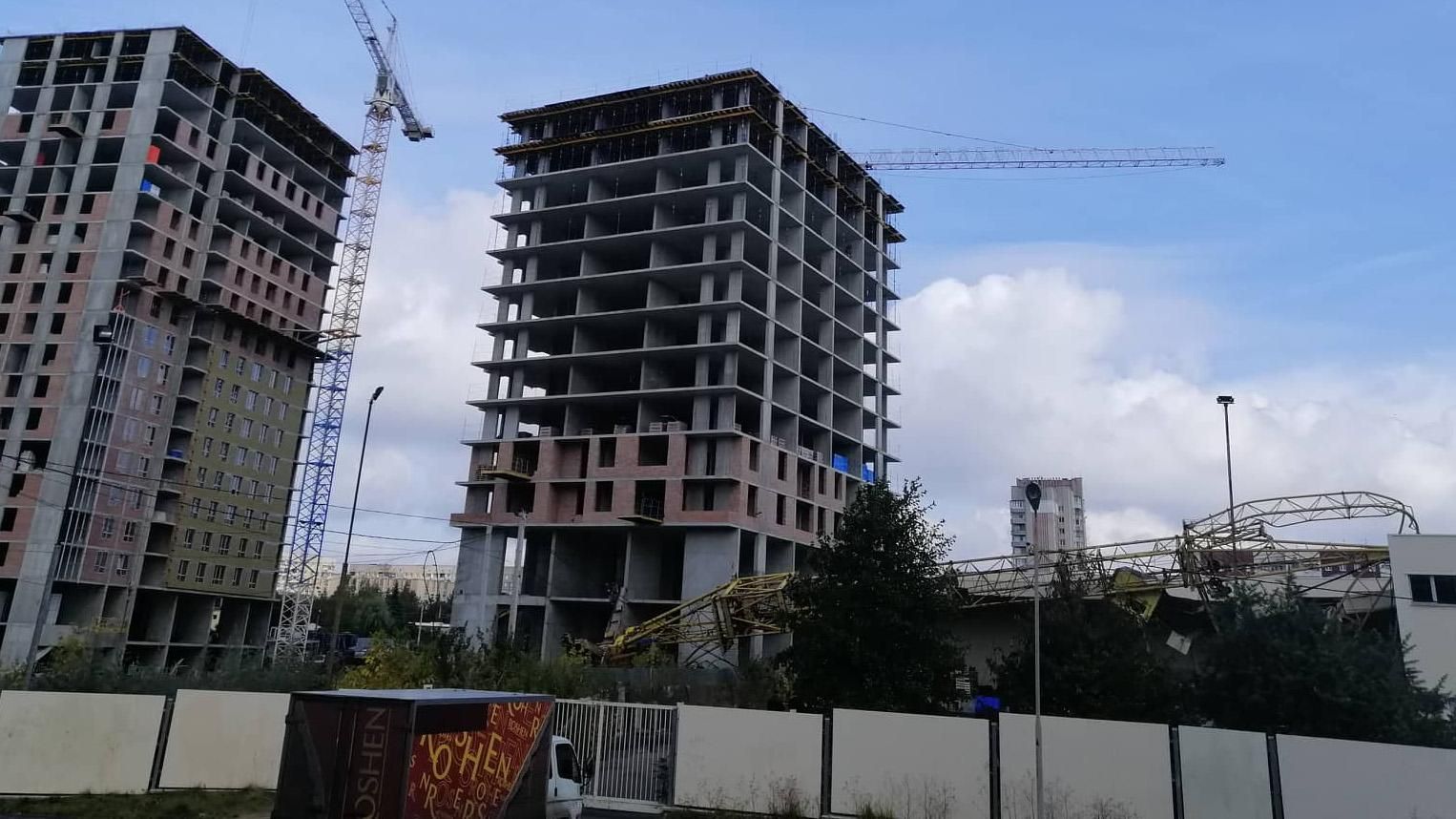 У Львові будівельний кран впав на супермаркет, є постраждала: фото У Львові будівельний кран впав на супермаркет, є постраждала: фото