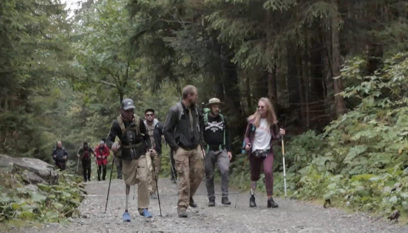 Ветераны поднялись на одну из самых высоких вершин Карпат: увлекательное видео Ветераны поднялись на одну из самых высоких вершин Карпат: увлекательное видео