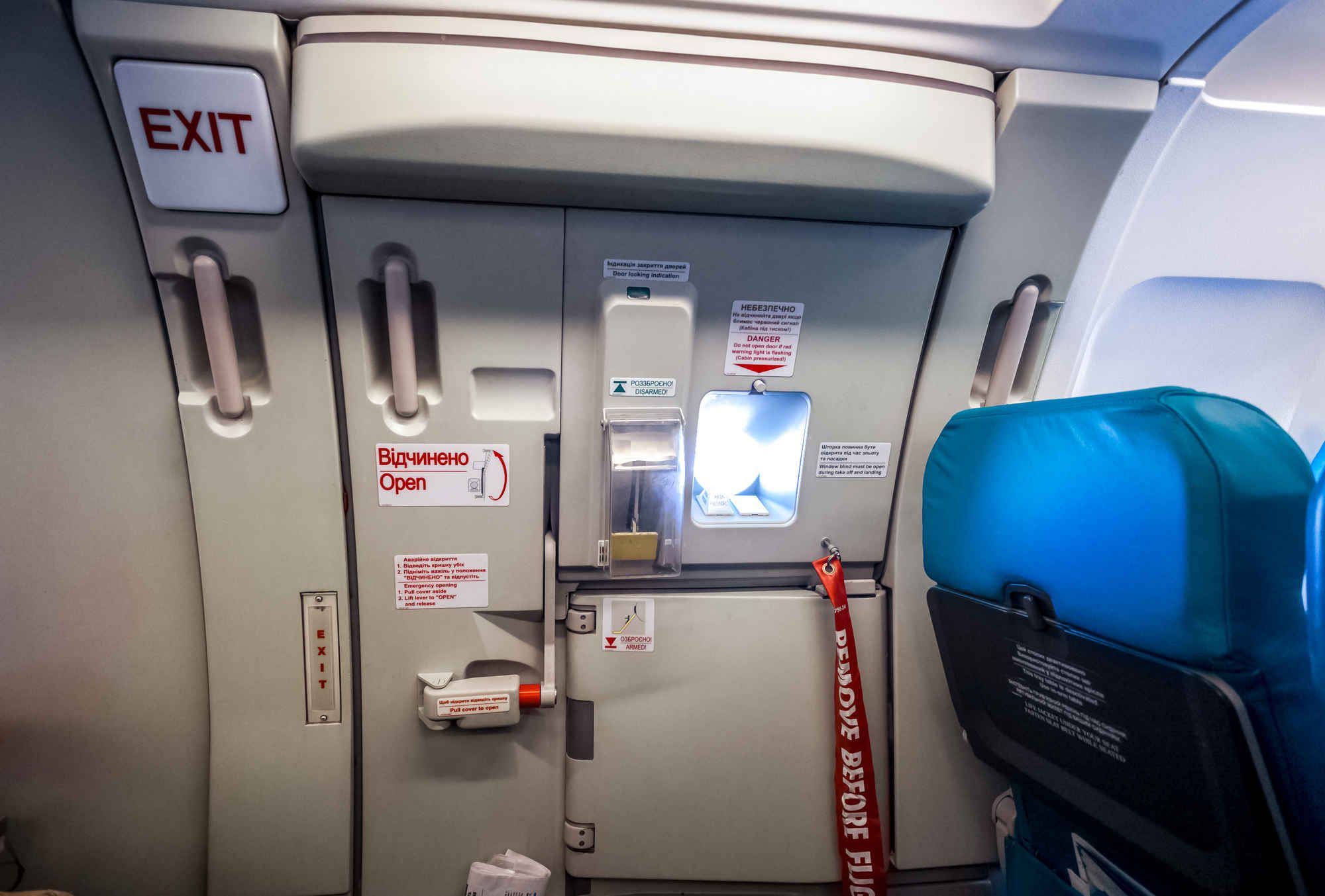 Пасажирка відкрила аварійні двері літака, бо їй стало спекотно – відео