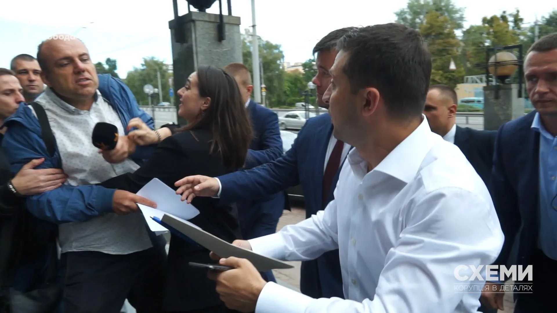 Юлія Мендель відштовхнула журналіста Юлія Мендель відштовхнула журналіста