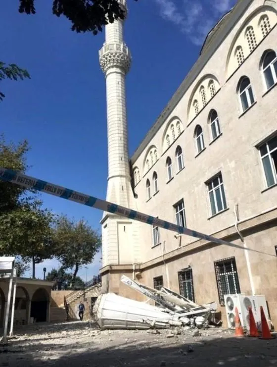 Мечеть Стамбул мінарет обвал землетрус