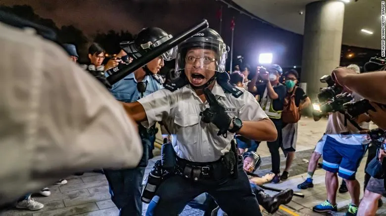 Сутичка поліцейських та протестувальників