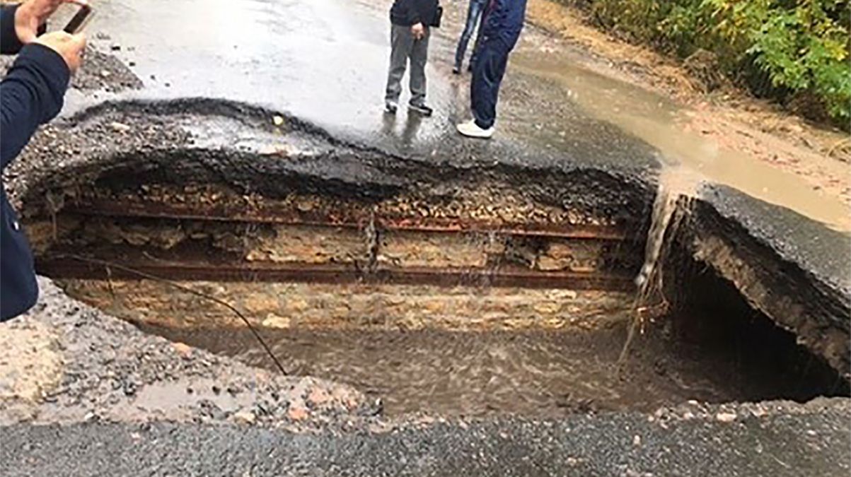 Через сильну зливу частина мосту обвалилася на Одещині: фото, відео 