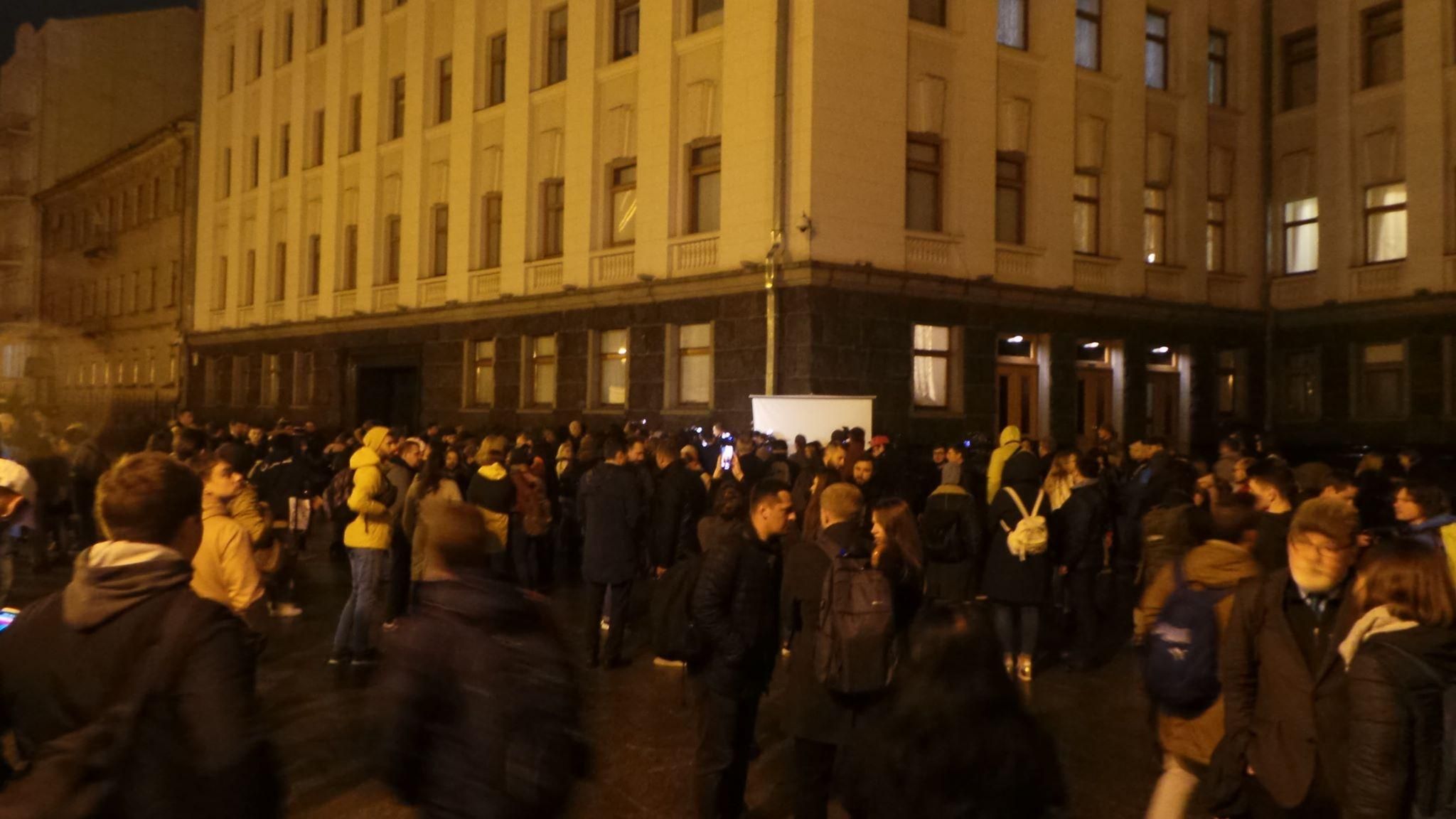 Під Офісом Президента розпочалася акція "Ніч на Банковій. Знову": що вимагають Під Офісом Президента розпочалася акція "Ніч на Банковій. Знову": що вимагають