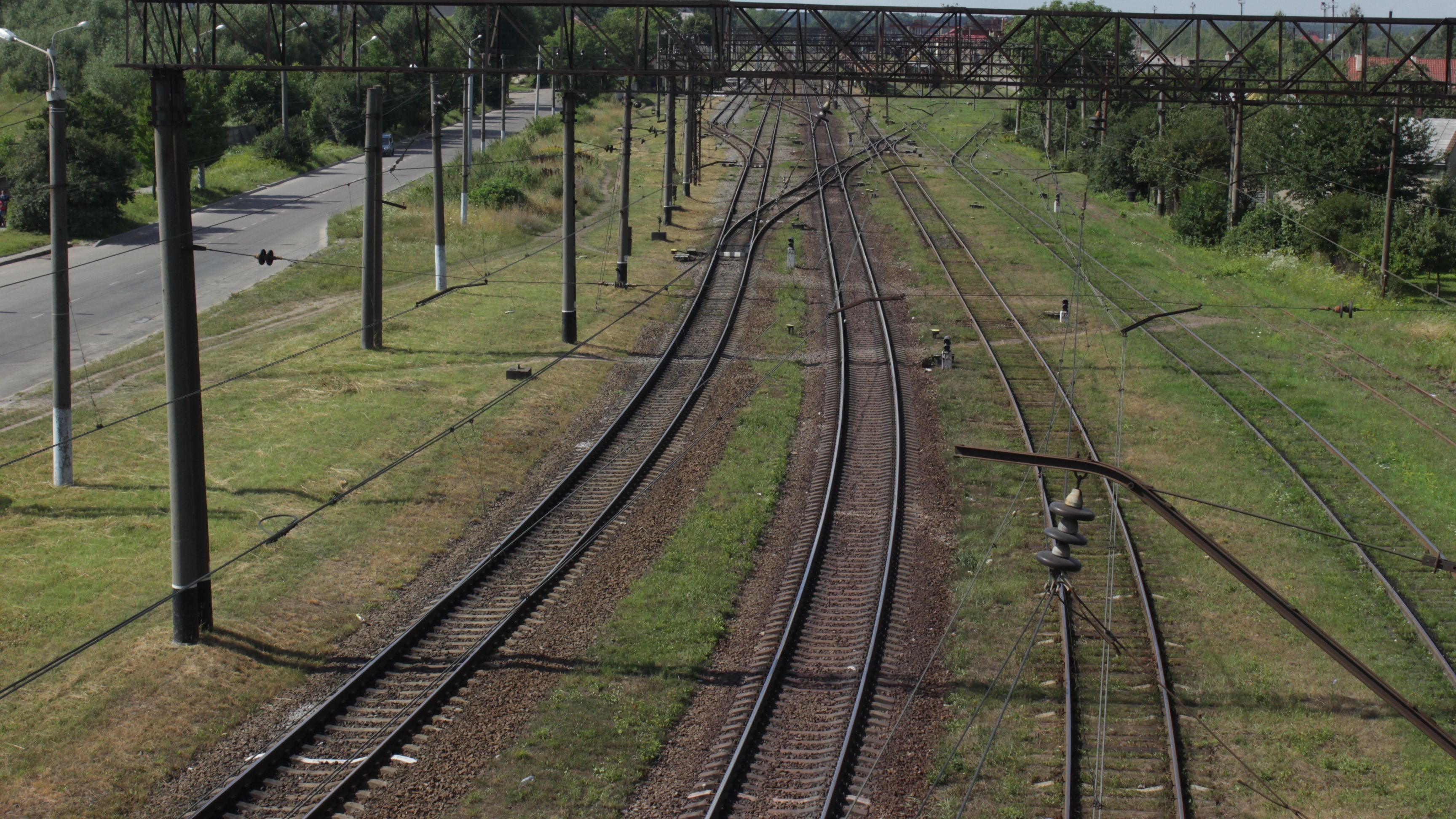Загадкові смерті у Запоріжжі: тіла аж трьох людей виявили поблизу залізної колії Загадкові смерті у Запоріжжі: тіла аж трьох людей виявили поблизу залізної колії