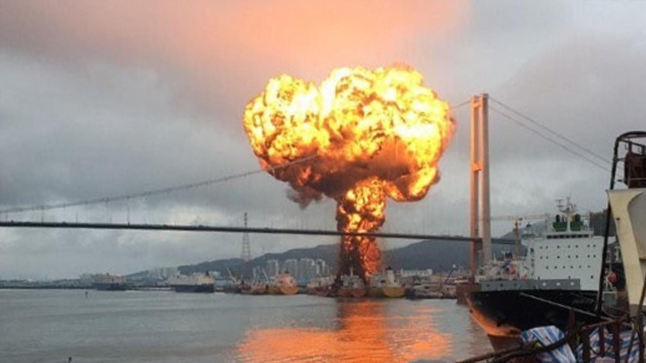 Взрыв береговой. Взрыв танкера в Южной Корее. Взрыв нефтяного танкера. Взрыв судна. Взрыв корабля.