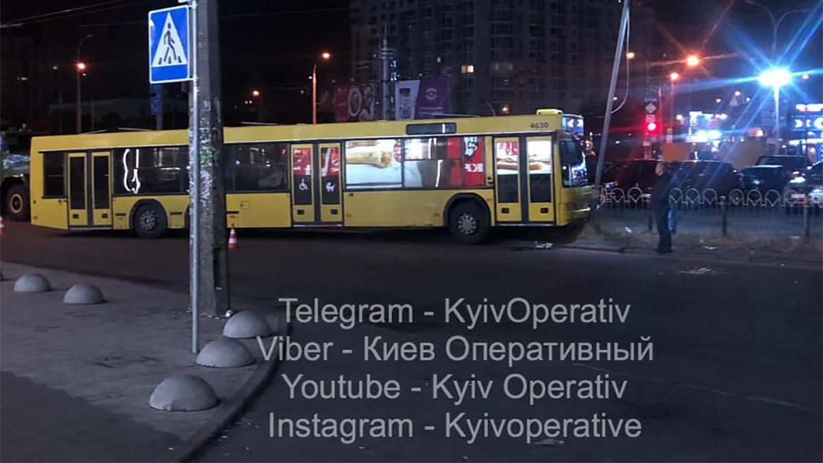 Автобус с пассажирами попал в ДТП в Киеве: водитель не был при сознании