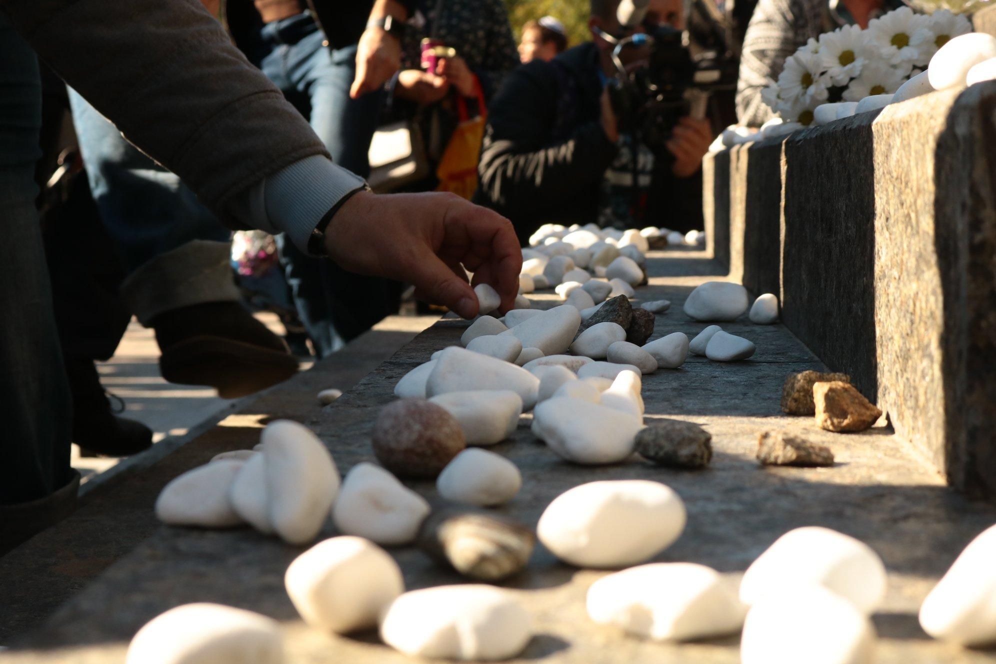 Кияни вшановують пам'ять невинно розстріляних у Бабиному Яру: фото та відео Кияни вшановують пам'ять невинно розстріляних у Бабиному Яру: фото та відео