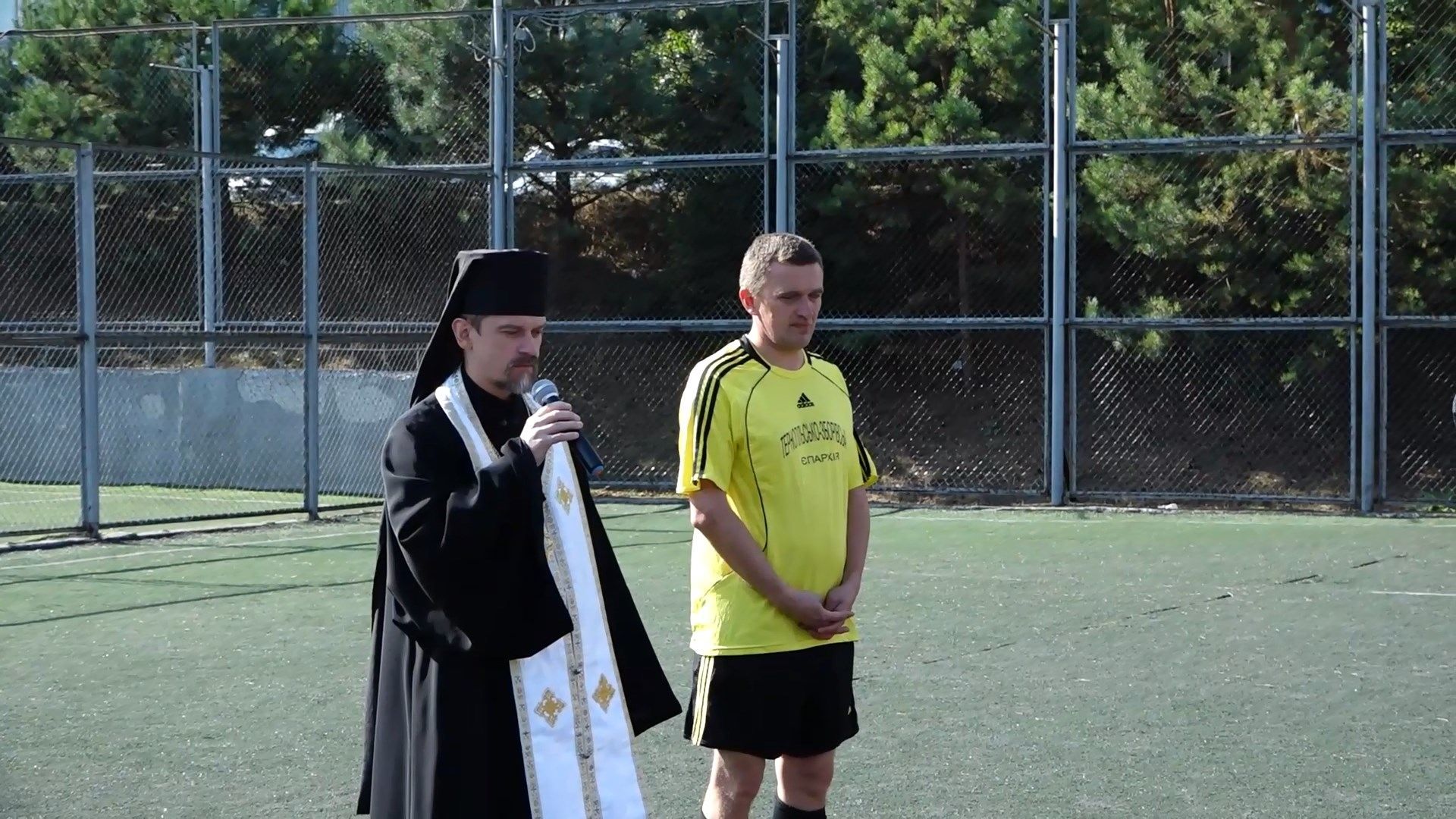 Як священники змагалися у футбольному турнірі: фото та відео