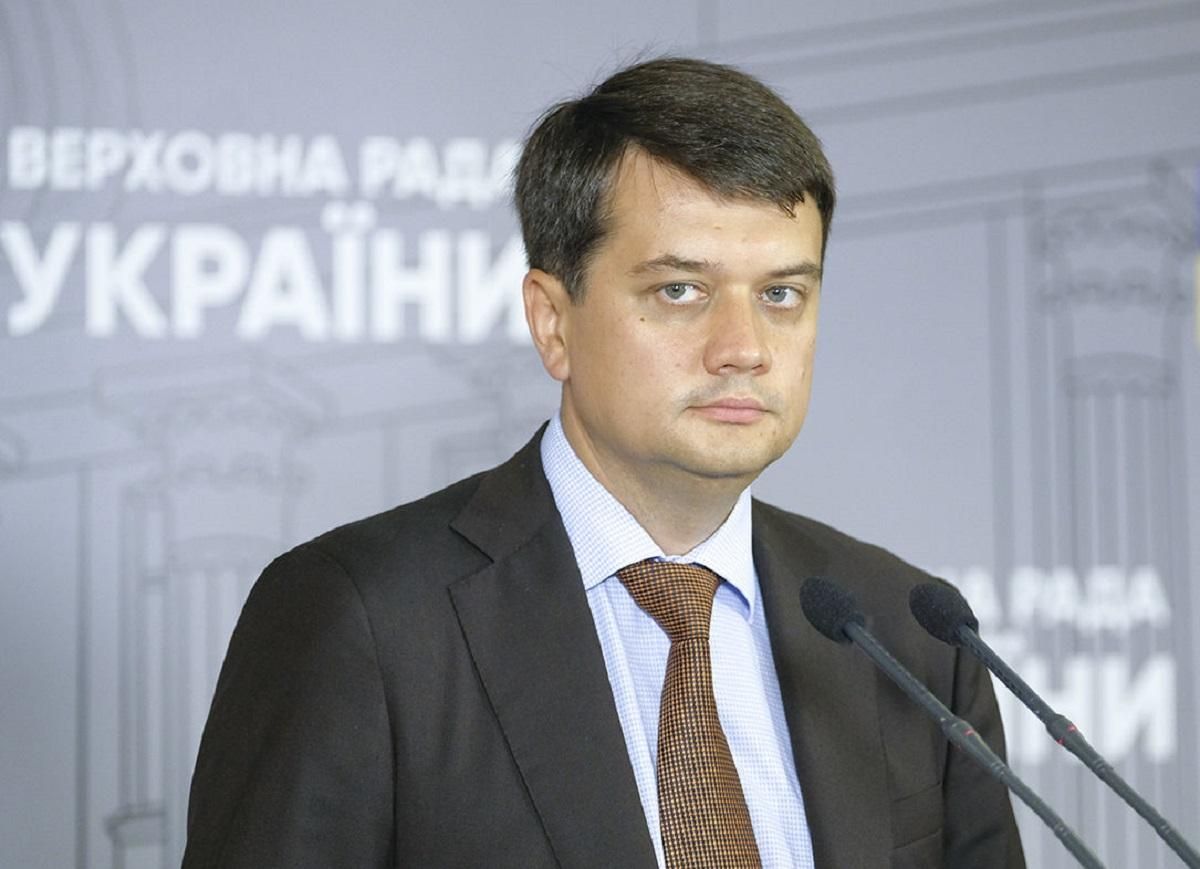 Разумков хочет сложить с себя полномочия главы "Слуги народа" Разумков хочет сложить с себя полномочия главы "Слуги народа"