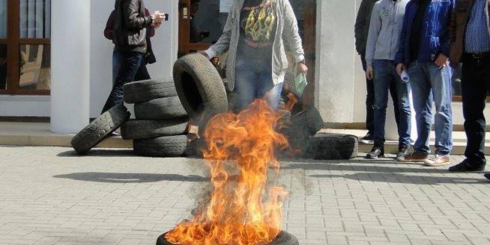 Розклали намети та підпалили шини: у Запоріжжі ветерани АТО пікетують Держгеокадастр