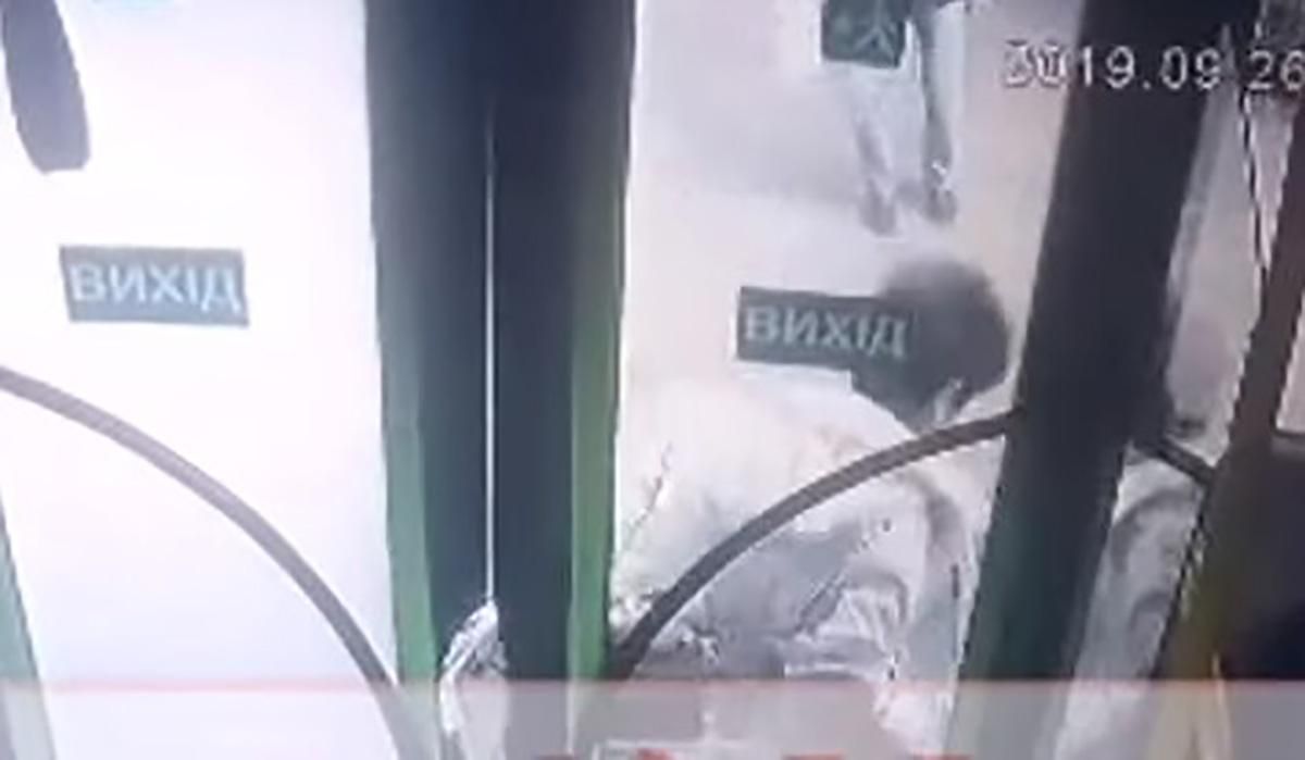 Маршрутка протягнула по асфальту жінку, яку затисло дверима: моторошне відео Маршрутка протягнула по асфальту жінку, яку затисло дверима: моторошне відео