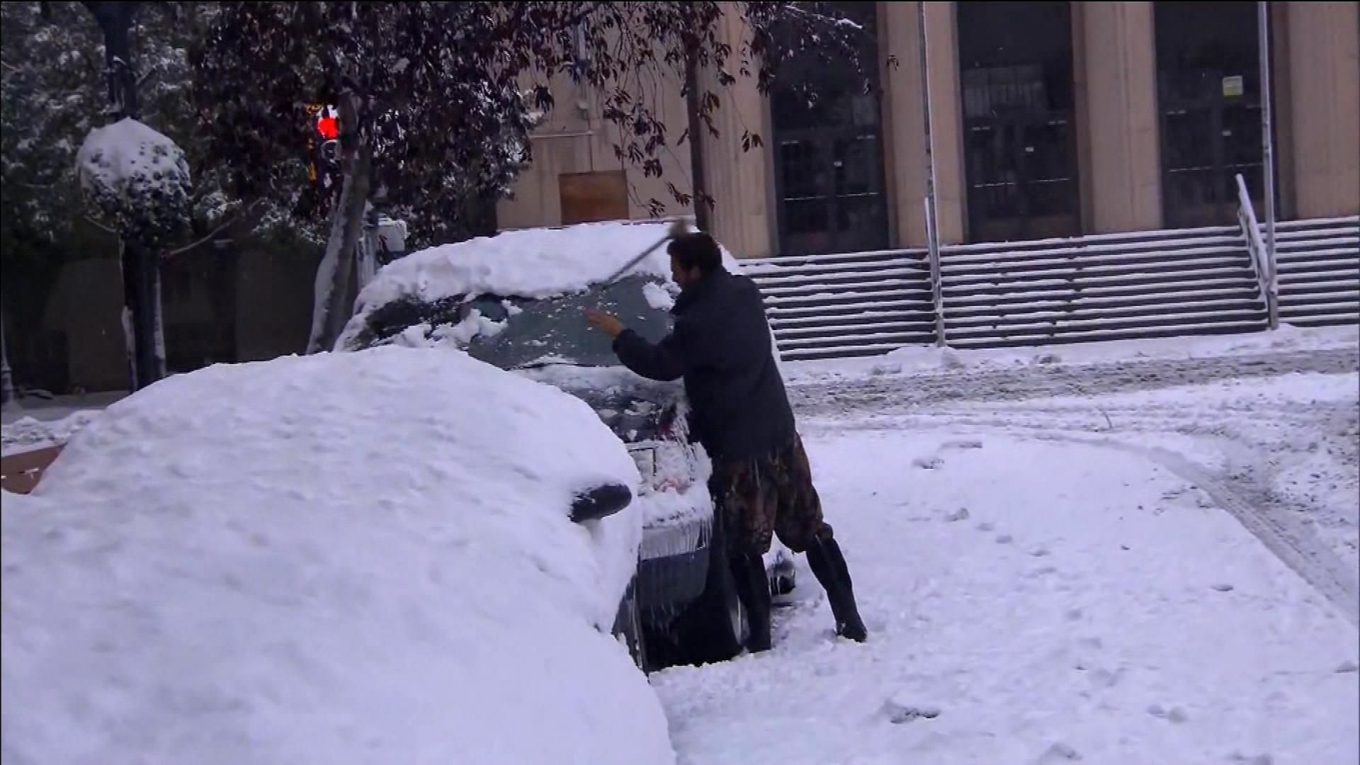 Штат США завалило аномальным снегом: впечатляющие фото, видео Штат США завалило аномальным снегом: впечатляющие фото, видео