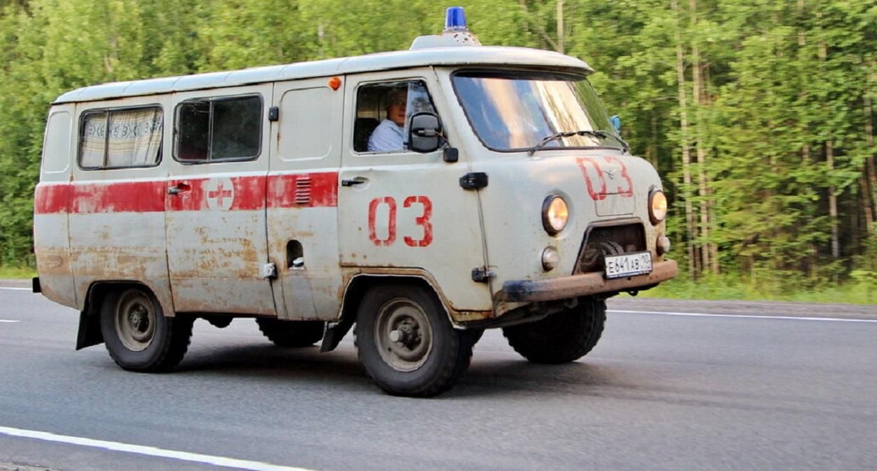 У Росії чоловіка з інсультом винесли зі швидкої і покинули: відео У Росії чоловіка з інсультом винесли зі швидкої і покинули: відео