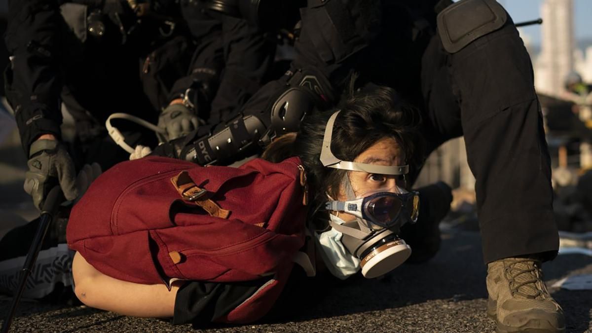 Поліція вперше відкрила вогонь по протестувальниках у Гонконзі, є постраждалі: фото, відео Поліція вперше відкрила вогонь по протестувальниках у Гонконзі, є постраждалі: фото, відео