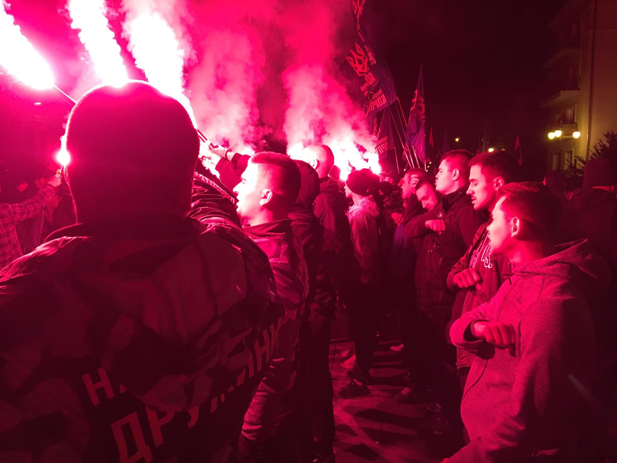 Под ОПУ устроили протест из-за формулы Штайнмайера и зажгли файеры: фото, видео