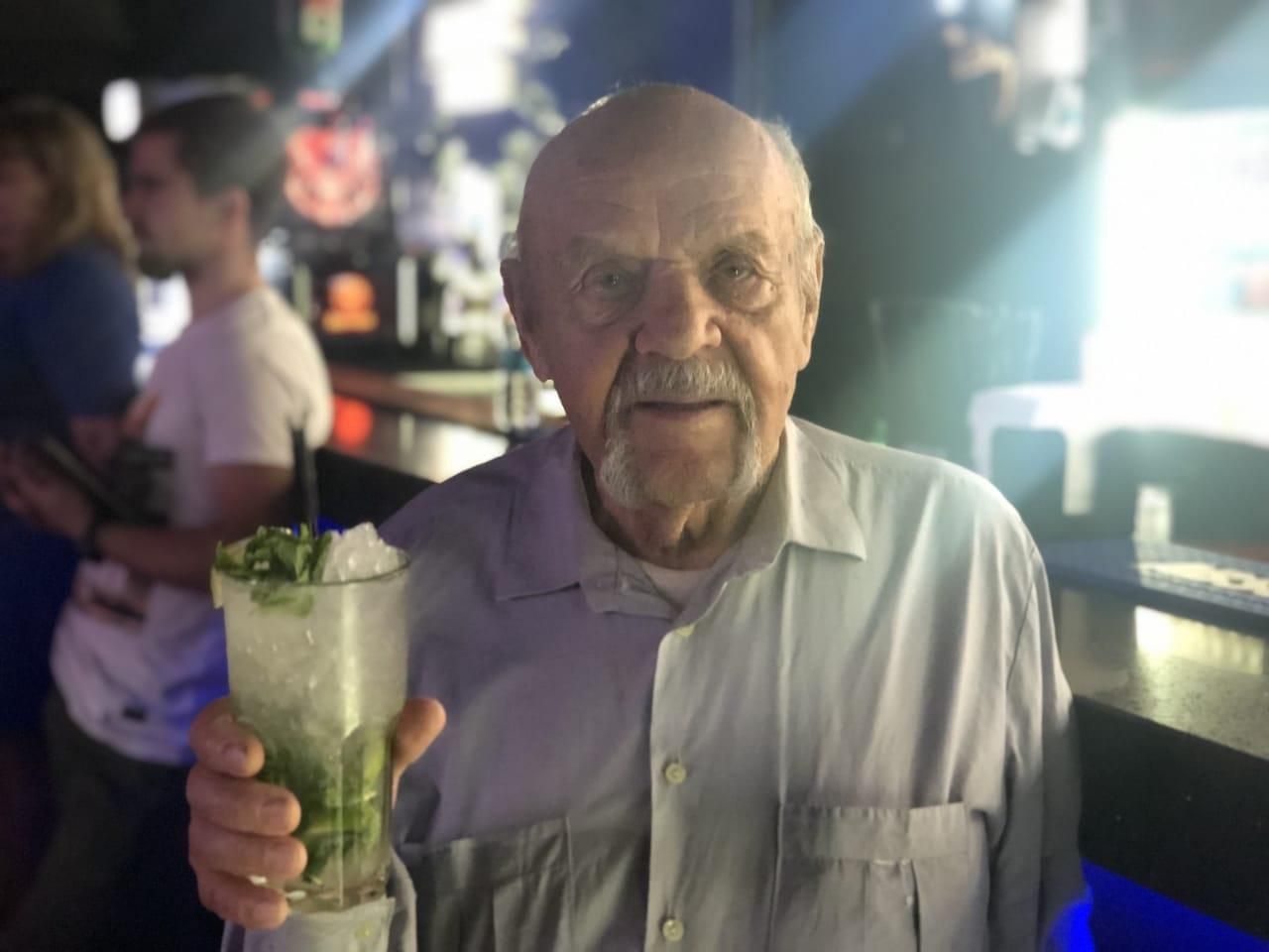 В ночном клубе устроили дискотеку для пенсионеров: видео В ночном клубе устроили дискотеку для пенсионеров: видео