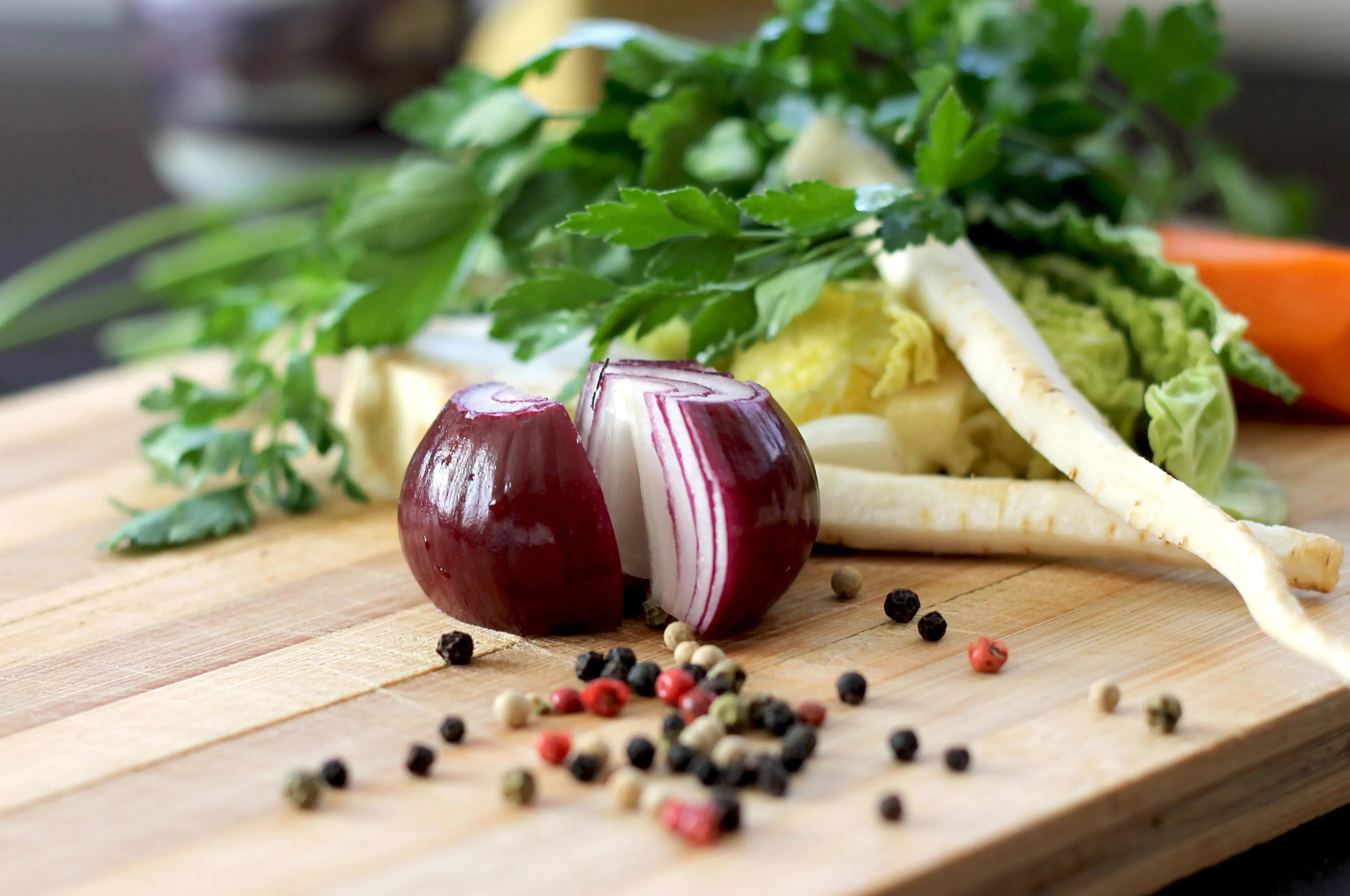 Овощ используют для приготовления. Овощи и специи. Овощи на доске. Овощи "кухня". Овощи на столе.