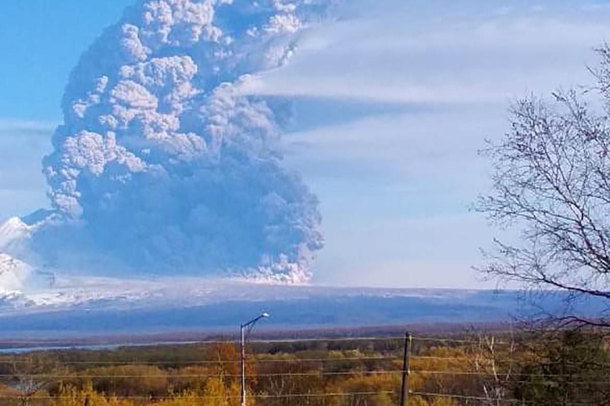 Вулкан Шивелуч на Камчатці викинув стовп попелу – відео 02.10.2019 Вулкан Шивелуч на Камчатці викинув стовп попелу – відео 02.10.2019