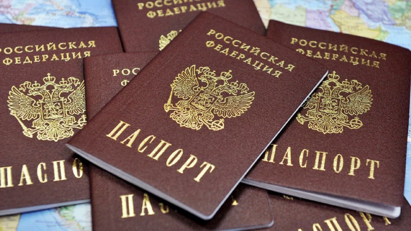 Жителям Донбасу і Західної України масово видають іноземні паспорти: за справу взялися в СБУ Жителям Донбасу і Західної України масово видають іноземні паспорти: за справу взялися в СБУ
