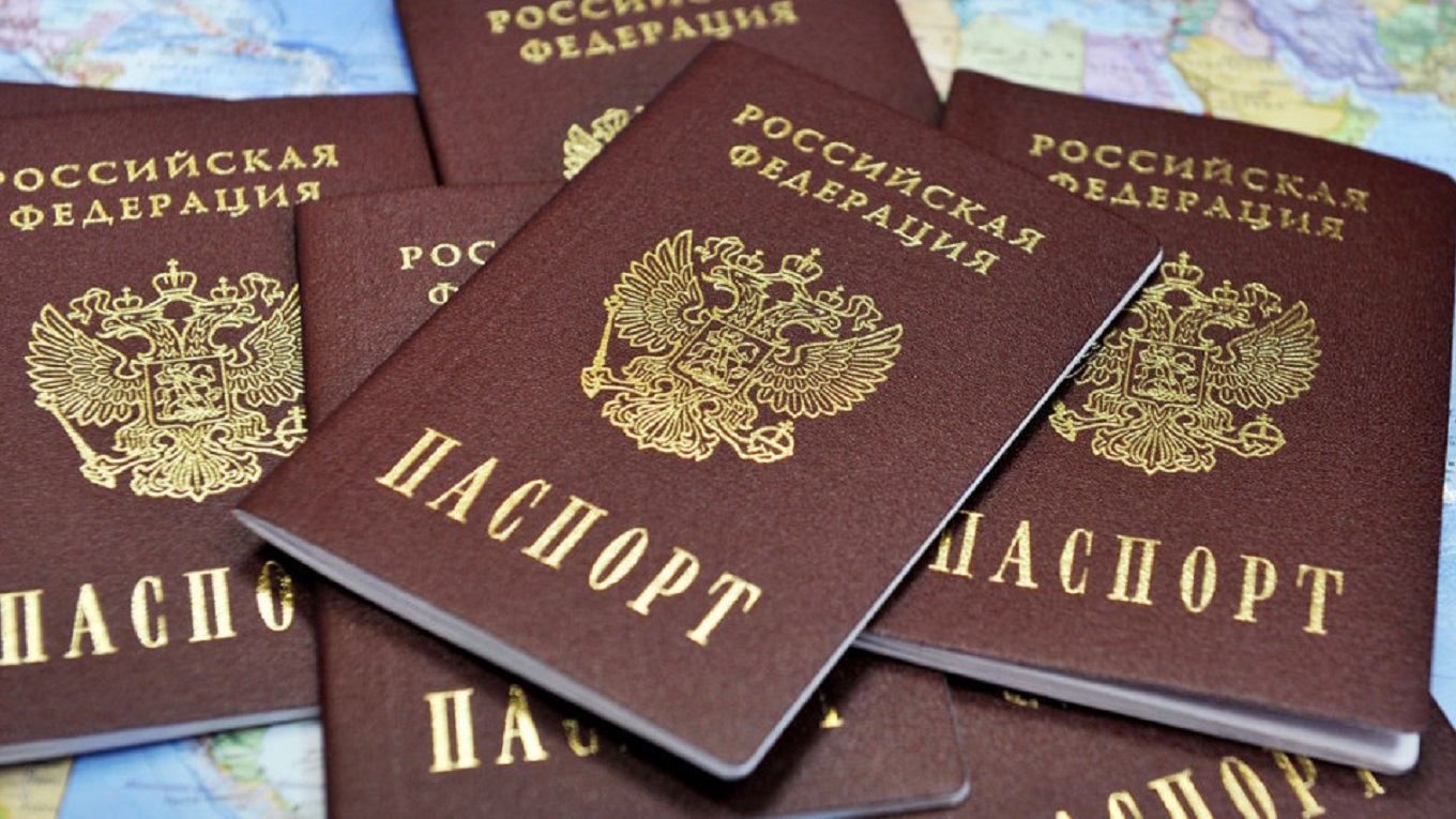 Жителям Донбасса и Западной Украины массово выдают иностранные паспорта: за дело взялись в СБУ