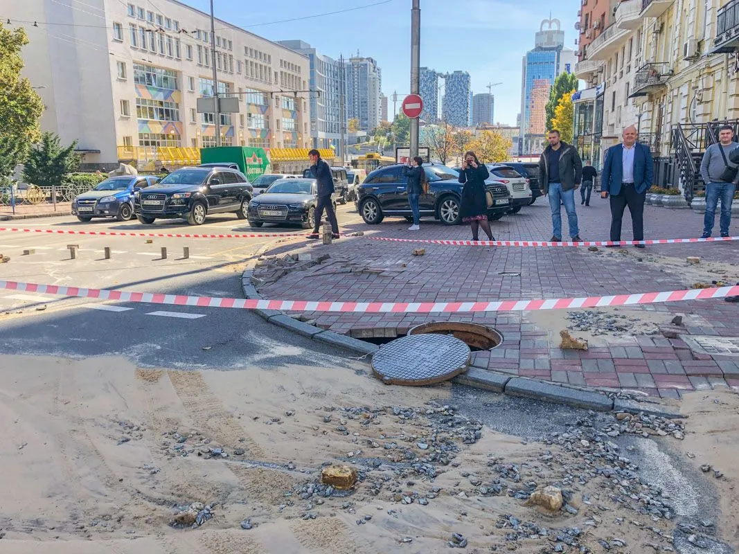 Київ прорвало трубу гаряча вода провалився асфальт аварія