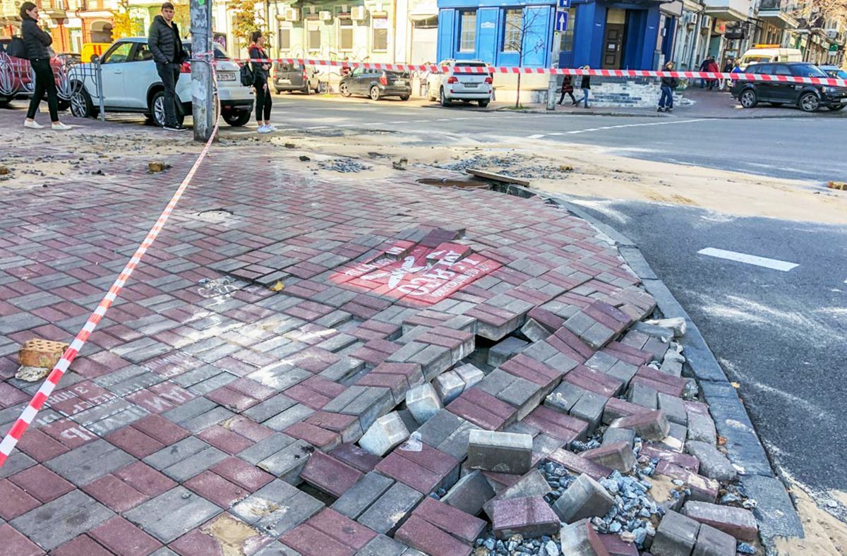 В Киеве прорвало трубу с горячей водой и провалился асфальт: фото и видео