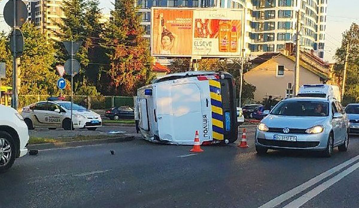 У Львові поліцейське авто потрапило у ДТП і перекинулось: моторошне відео