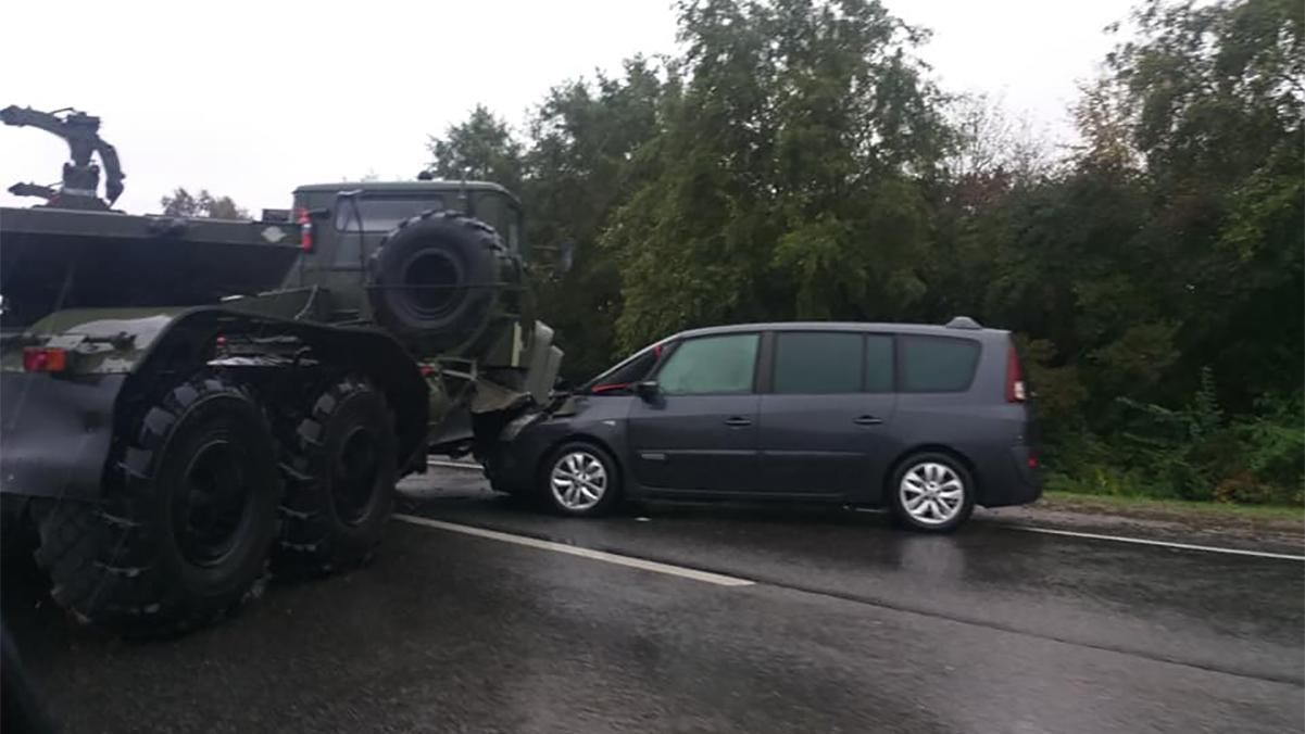 ДТП за участю військової техніки сталася поблизу Львова: фото 