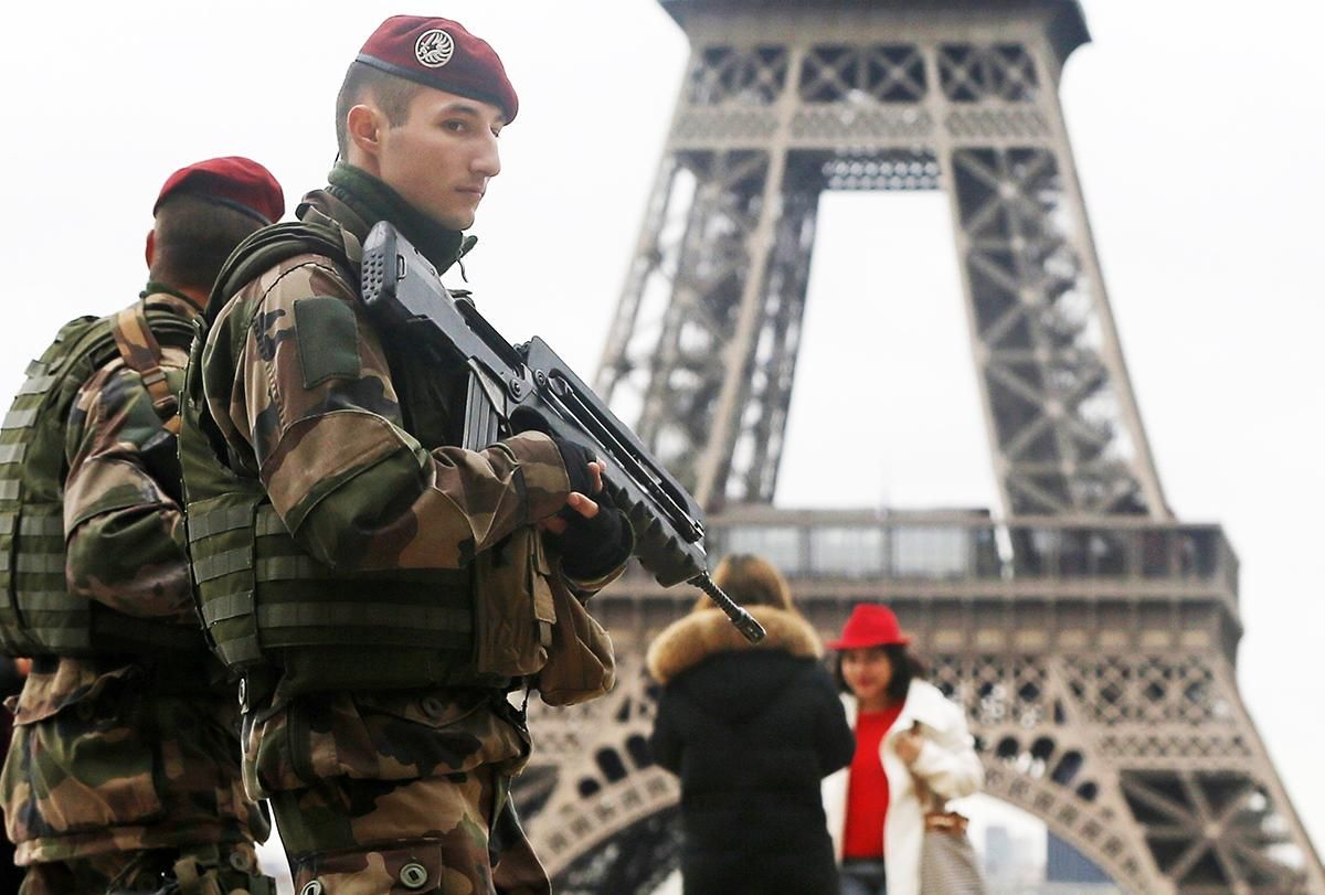 Глухонімий працівник поліції зарізав 4 колег у Парижі: деталі, фото, відео
