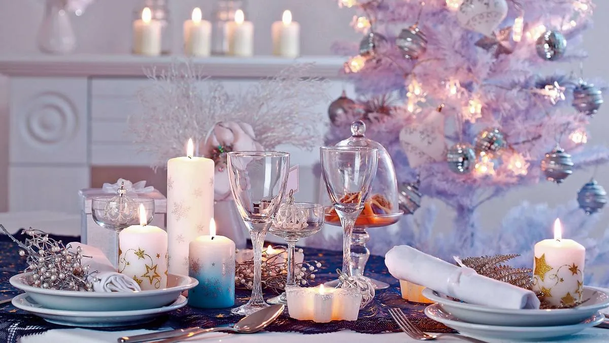 Сервіруйте стіл у білих тонах Сервіруйте стіл у білих тонах