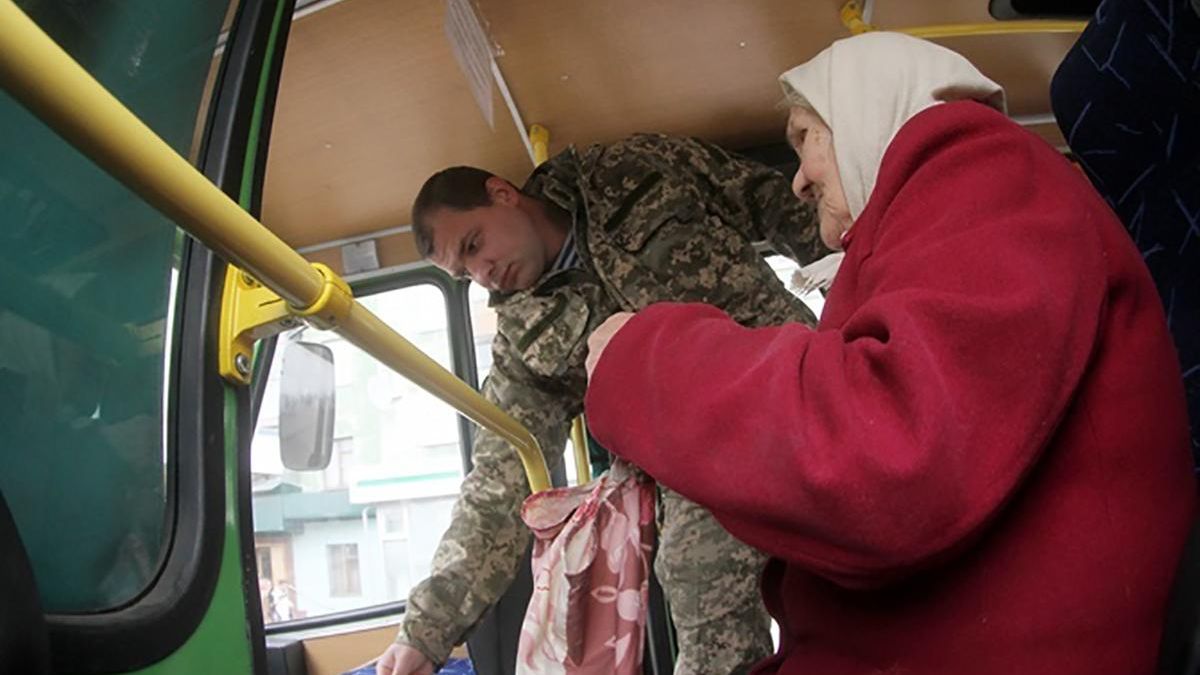 Зеленский подписал закон о штрафах за отказ в льготном проезде участникам боевых действий