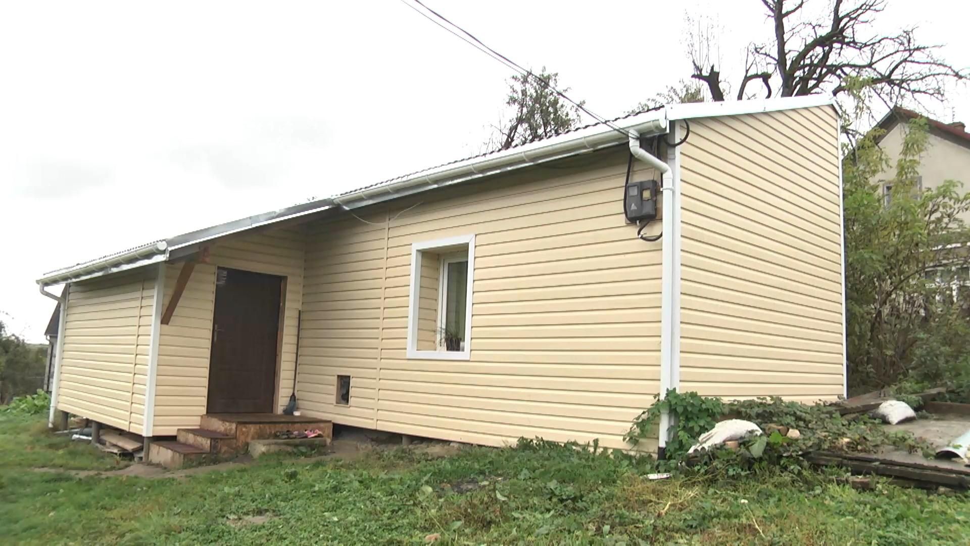 Благодійники відновили будинок матері-одиначки, у якої хотіли забрати дітей Благодійники відновили будинок матері-одиначки, у якої хотіли забрати дітей