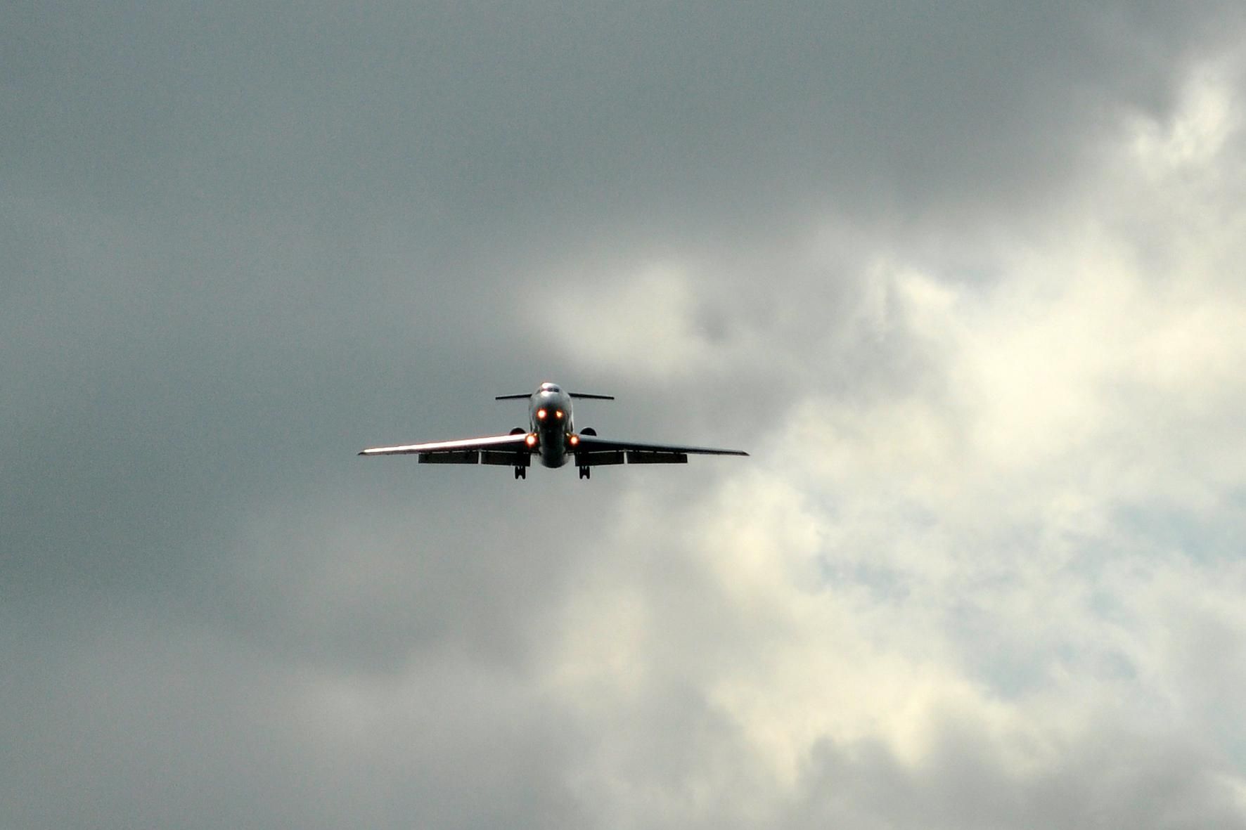 В России экстренно посадили самолет из-за смерти ребенка В России экстренно посадили самолет из-за смерти ребенка