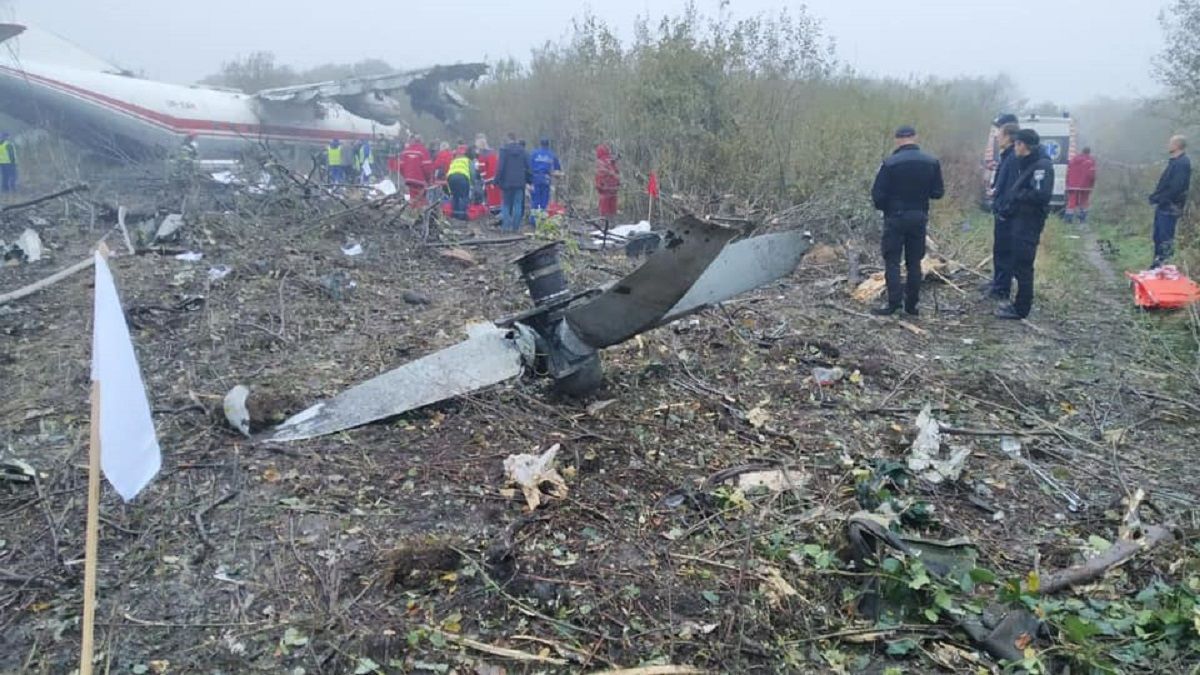Авария Ан-12 под Львовом: впечатляющие видео спасательной операции (18+)