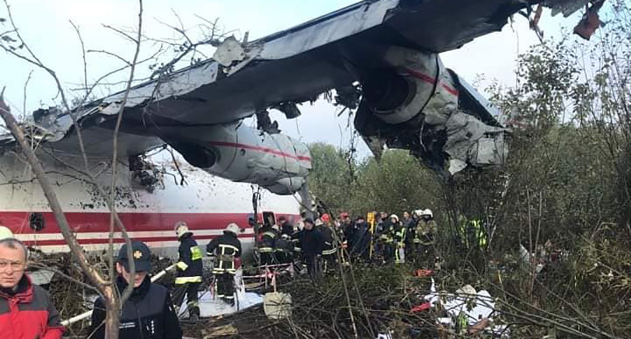 Назвали две версии смертельной аварии самолета под Львовом