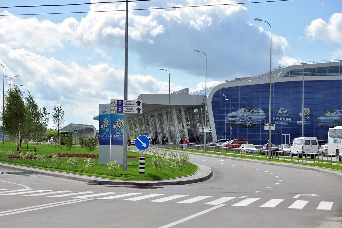 Через аварію літака Ан12 у Львові затрималися кілька авіарейсів Через аварію літака Ан12 у Львові затрималися кілька авіарейсів