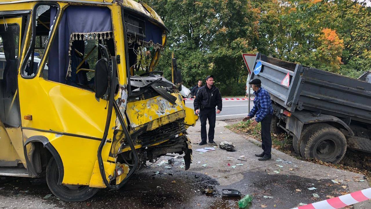 Вантажівка з маршруткою зіткнулися під Львовом: багато потерпілих 