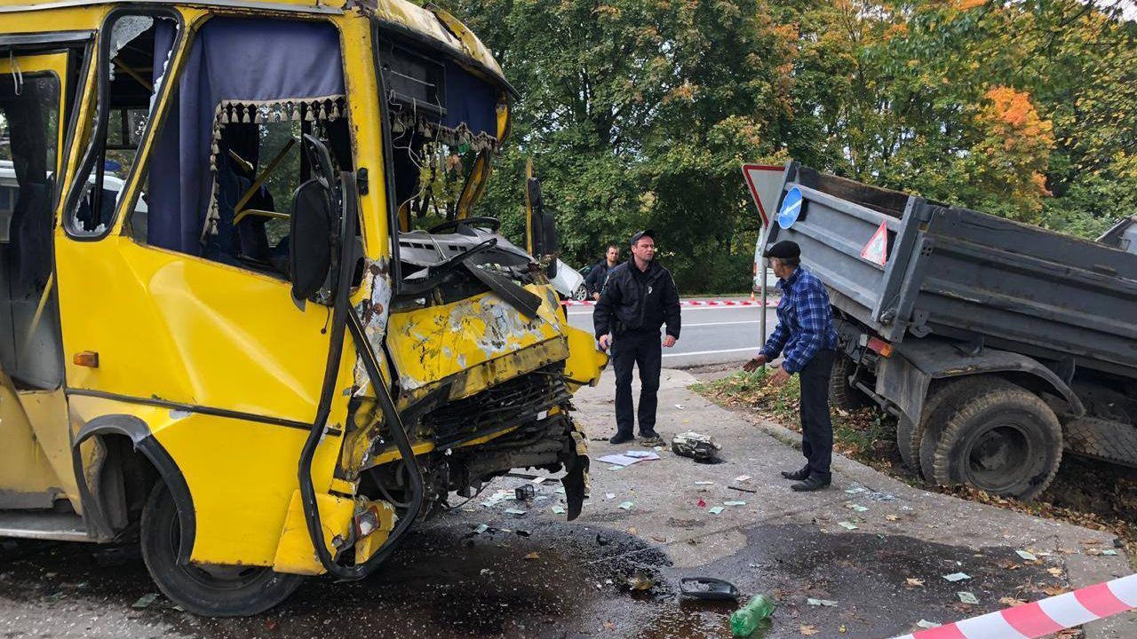 Грузовик с маршруткой столкнулись под Львовом: много пострадавших